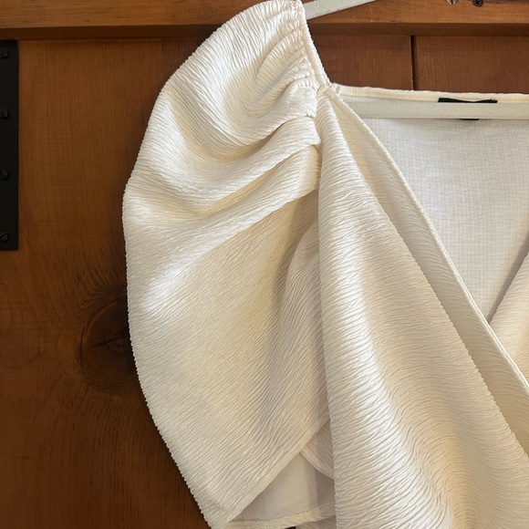 NWOT Express Textured Puff Sleeve Wrap Front Thong Bodysuit Sz S - Picture 4 of 12